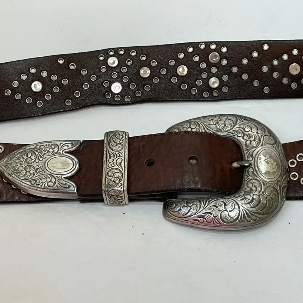 NOCONA STUDDED BELT WITH SILVER BUCKLE IN BROWN LEATHER‎